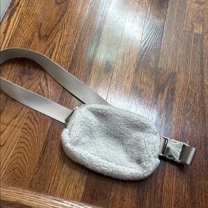 Lululemon nwot Fleece Belt Bag in Cream